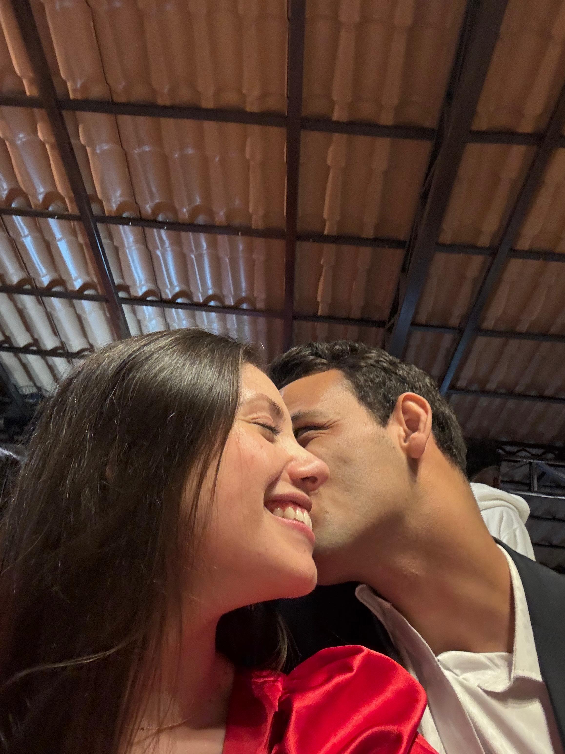 Angélica e Vinicius sorrindo juntos
